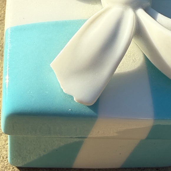 Tiffany & Co. Elegant Blue ceramic gift Box with ceramic white Ribbon - Picture 5 of 6